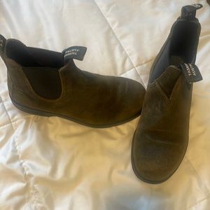 Blundstone 550 Dark Olive Suede Boots. Size US 8/ AUS 5.